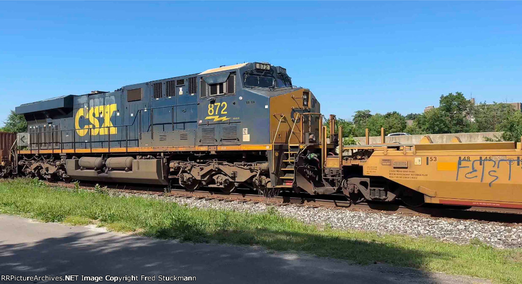 CSX 872 is the mid train DPU.